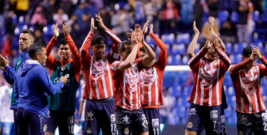 CHIVAS ESCALA LUGARES EN LA TABLA A COSTA DEL PUEBLA