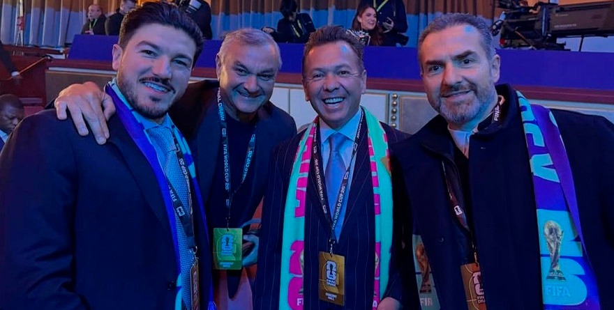 Funcionarios aprovechanres el sorteo mundialista para lucirse