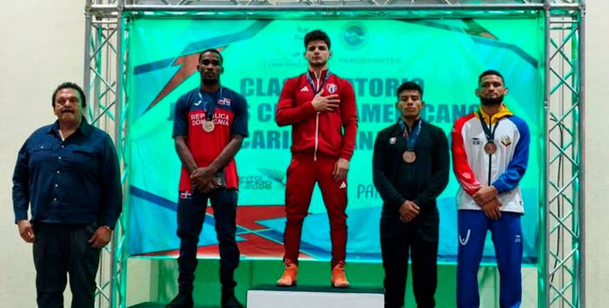 ALEXIS HERNÁNDEZ SE SUBE AL PODIO