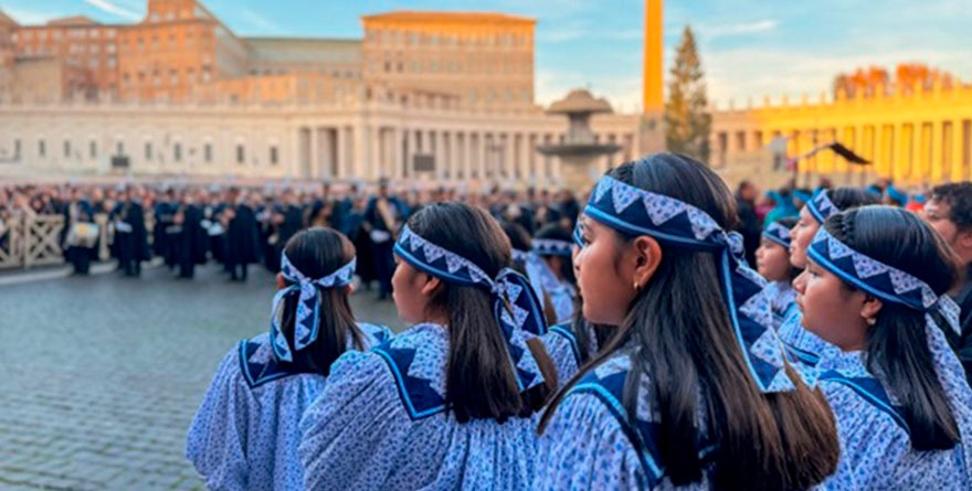 Rarámuris y Primavera prenden el Vaticano