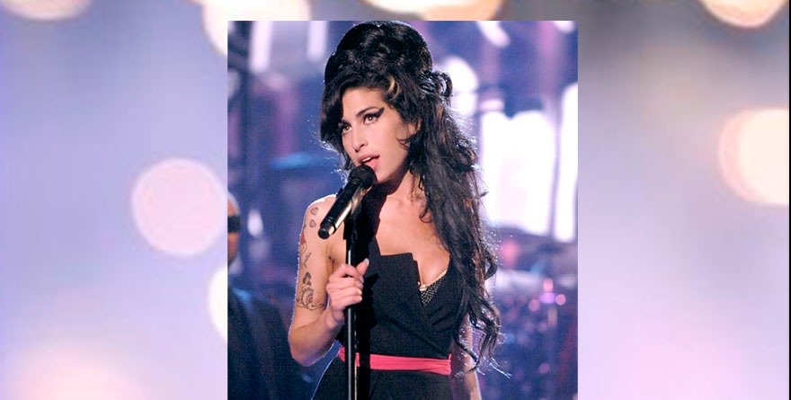 Papá de Amy Winehouse reclama dinero por su ropa