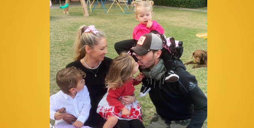 Anna Kournikova presenta a su bebé