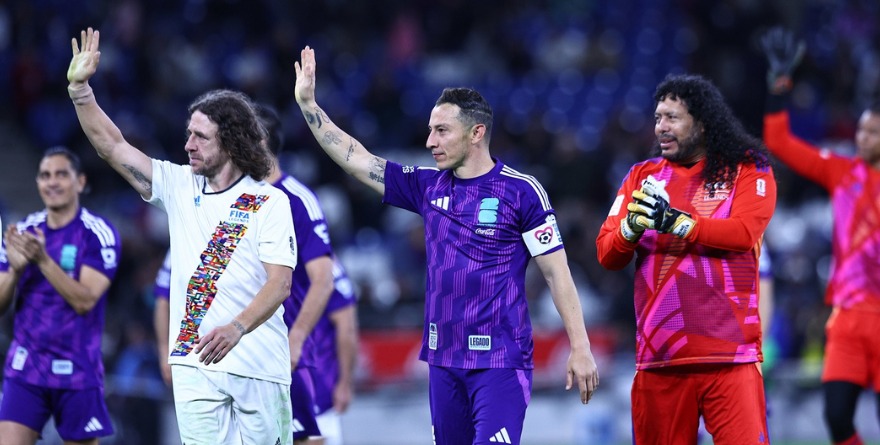 GANAN MEXICANOS EN PENALES  DUELO DE LEYENDAS