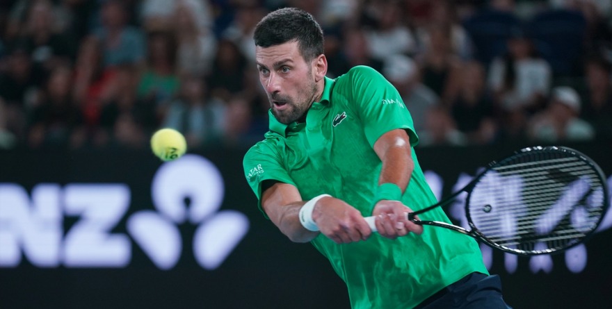 TRAE DJOKOVIC PASO SÓLIDO