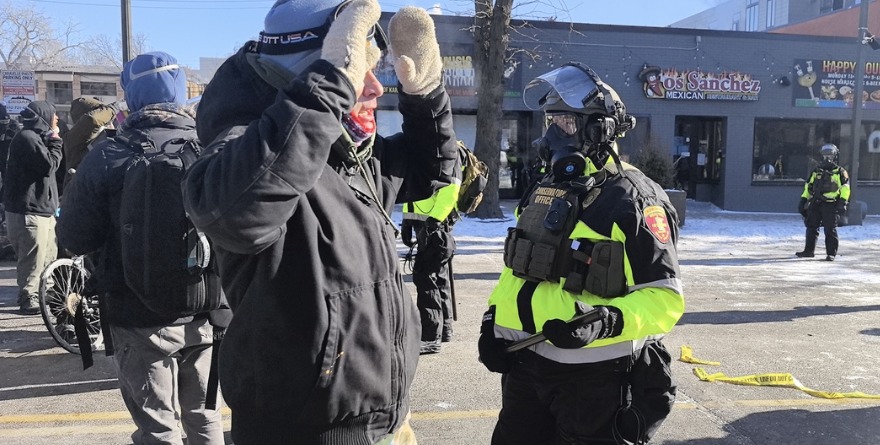 MATA AGENTE DEL ICE A HOMBRE EN MINNEAPOLIS