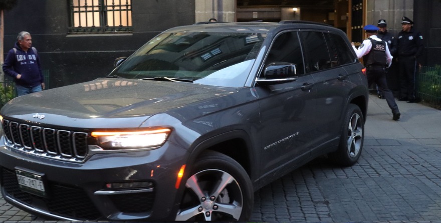 SE BAJAN MINISTROS DE SUS CAMIONETAS