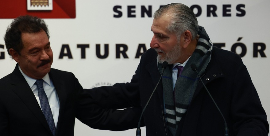 SALE ADÁN AUGUSTO ENTRE ESCÁNDALOS; CONSERVA EL FUERO