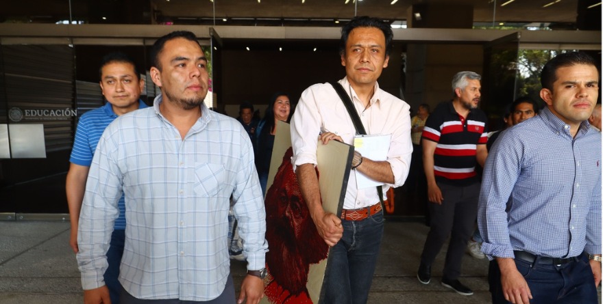 LO APAPACHAN, SE BURLA Y SE VA