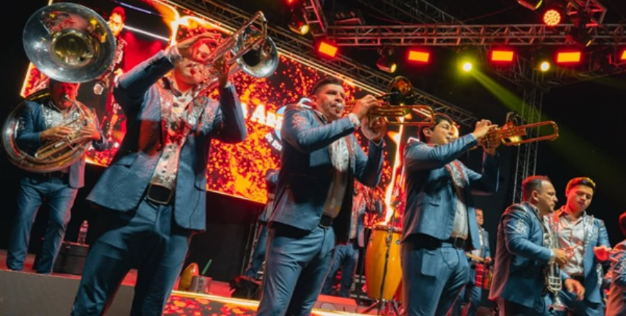 LA ARROLLADORA LE BAJA AL VOLUMEN