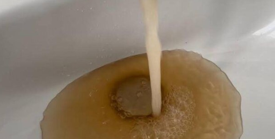 AGUA AMARILLENTA, CAFÉ, NEGRA Y CON OLOR A CAÑO EN LA ZMG