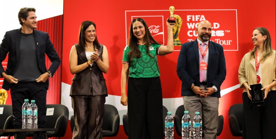 LEÓN RECIBE EL TROFEO DE LA FIFA