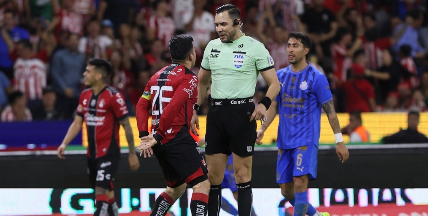 AMENAZAN AL ‘GATO’ ORTIZ TRAS CLÁSICO TAPATÍO