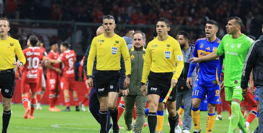 ENTREGA COMISIÓN DE ÁRBITROS 54 INSIGNIAS FIFA