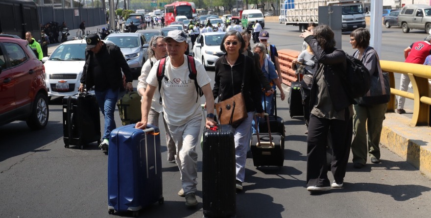 FASTIDIA LÍO DE TAXISTAS A PASAJEROS EN EL AICM