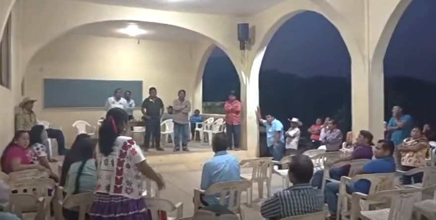 RETIENEN POBLADORES A ALCALDE DE GUERRERO; EXIGEN OBRAS