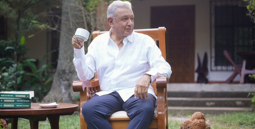 ROMPE AMLO SILENCIO Y PIDE DINERO PARA CUBA