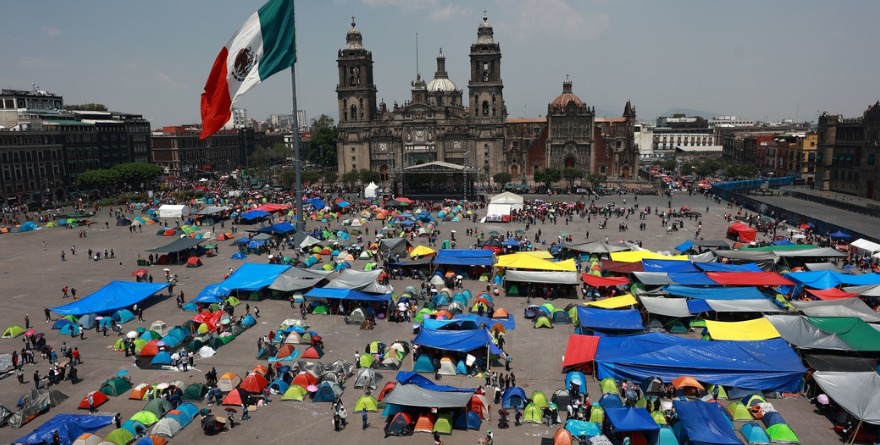 MARCHA E INSTALA PLANTÓN CNTE EN ZÓCALO