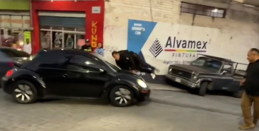 ARROLLA AUTOMOVILISTA A POLICÍA DE TRÁNSITO