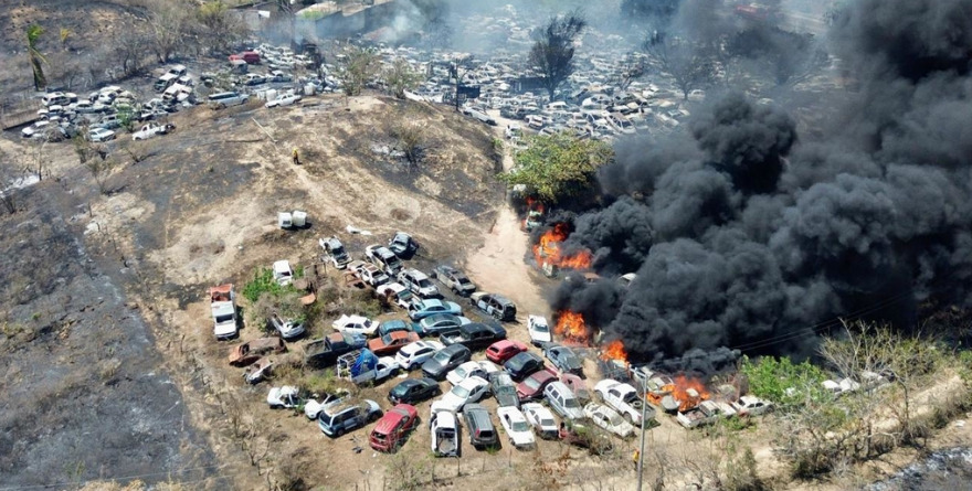 ARRASA FUEGO CON 700 AUTOS EN ACAPULCO