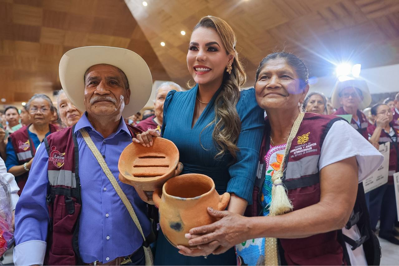 EVELYN SALGADO ENTREGA VISAS PARA ADULTOS MAYORES