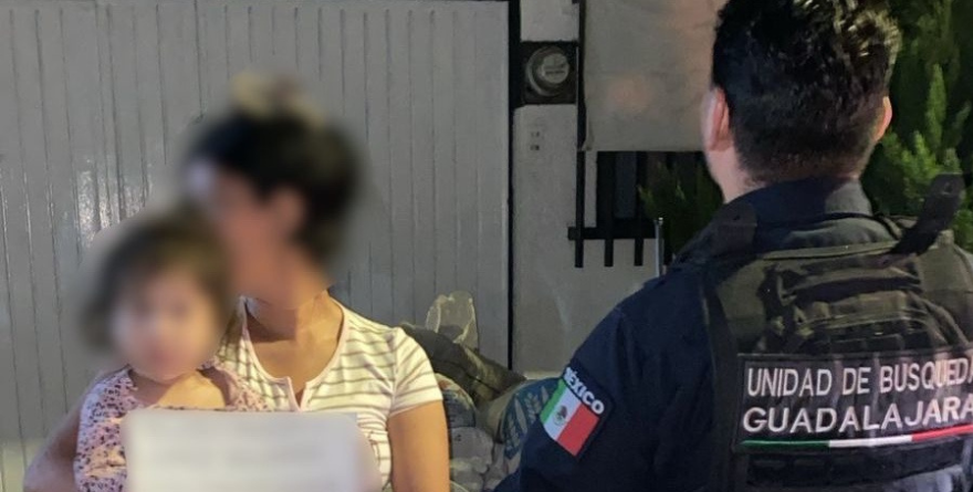RESGUARDAN A BEBÉ QUE GATEABA SOLA EN VÍA PÚBLICA
