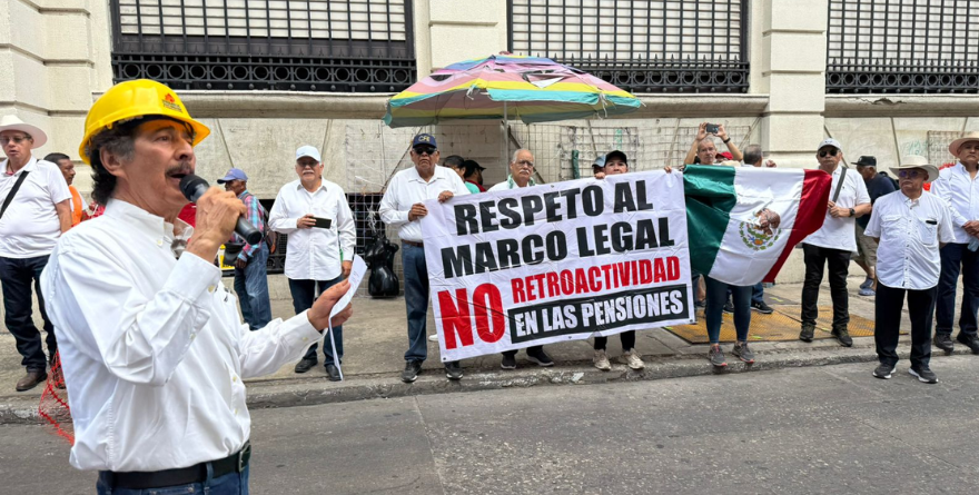 SE QUEJAN JUBILADOS ANTE LA CORTE POR RECORTES A PENSIONES
