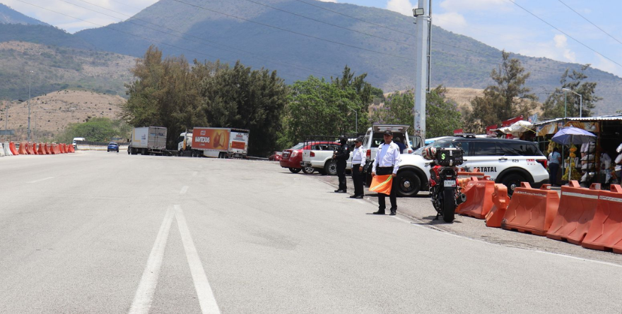 AUTORIDADES REVISAN DOCUMENTACIÓN Y PERTENENCIAS EN CASETAS