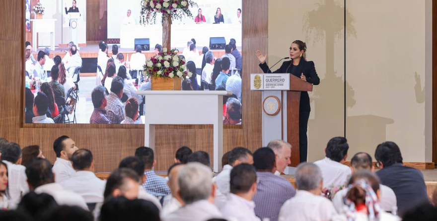 EVELYN SALGADO ENTREGA RECONOCIMIENTOS A SERVIDORES PÚBLICOS
