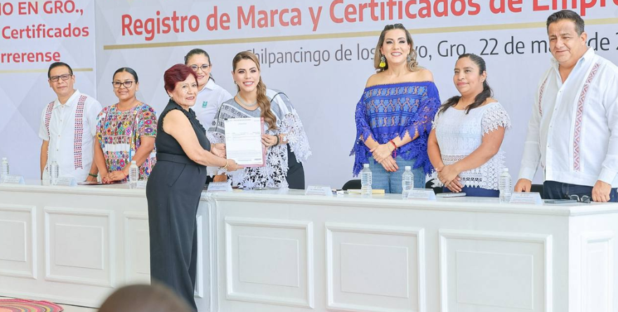 ENTREGAN LICENCIAS DEL DISTINTIVO HECHO EN GUERRERO A EMPRESARIOS