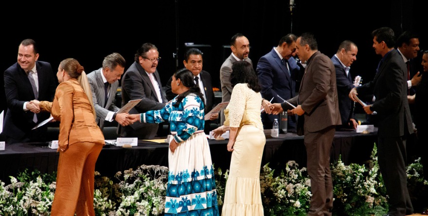 ENTREGAN MEDALLAS AL MÉRITO DOCENTE EN JALISCO