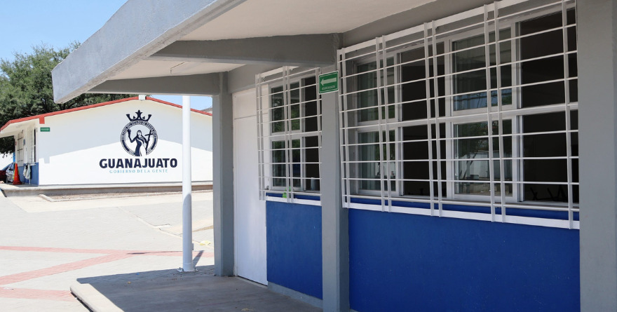 ESTRENAN CUATRO AULAS Y PATIO ESCOLAR EN MUNICIPIO DE LEÓN