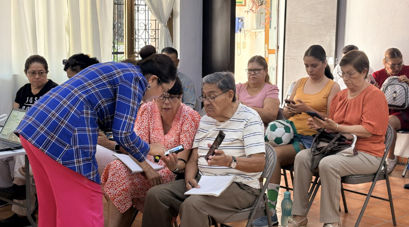 CAPACITAN A ADULTOS MAYORES EN TECNOLOGÍA