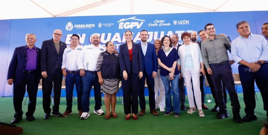 RECONOCE LIBIA DENNISE A MAESTROS EN LOS JUEGOS MAGISTERIALES