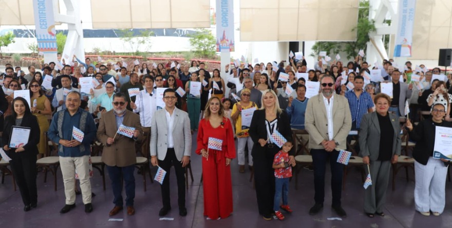 LUPITA ROBLES ENTREGA 200 CERTIFICACIONES TURÍSTICAS
