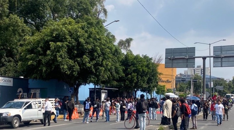 DEMANDAN RECURSOS MEDIANTE BLOQUEO DE VIALIDADES