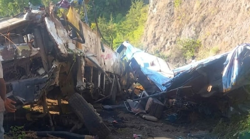 DESASTRE EN ETIOPÍA DEJA 30 PERSONAS MUERTAS AL CAER AUTOBÚS