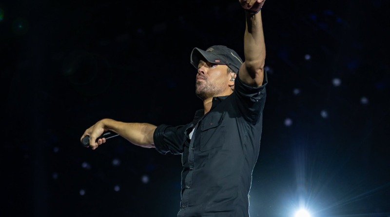 ENRIQUE IGLESIAS SEDUCE A REGIOS DURANTE FAN FEST