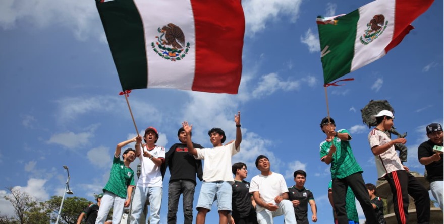 FESTEJAN EN PLAZAS DEL PAÍS PRIMER TRIUNFO DE LA SELECCIÓN