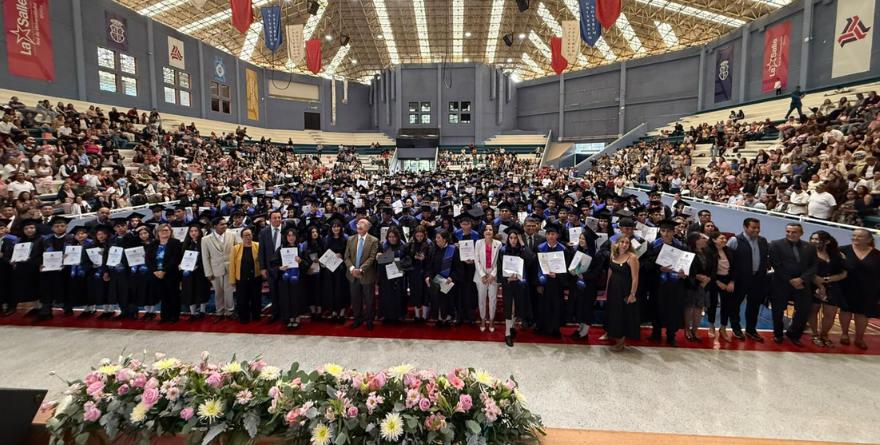 MÁS DE 370 GRADUADOS FORTALECEN EL FUTURO DE LEÓN
