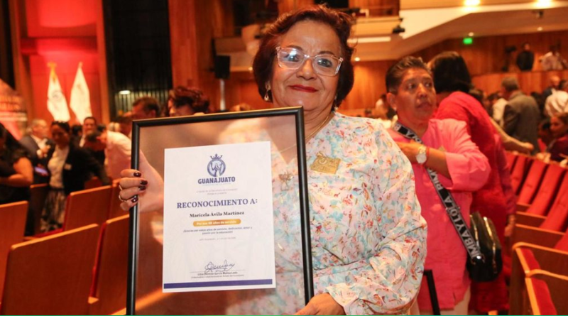 ENTREGAN RECONOCIMIENTOS POR 30 A 50 AÑOS DE LABOR DOCENTE