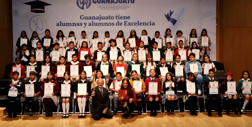 LIBIA DENNISE RECONOCE A LOS MEJORES ALUMNOS DEL 2026