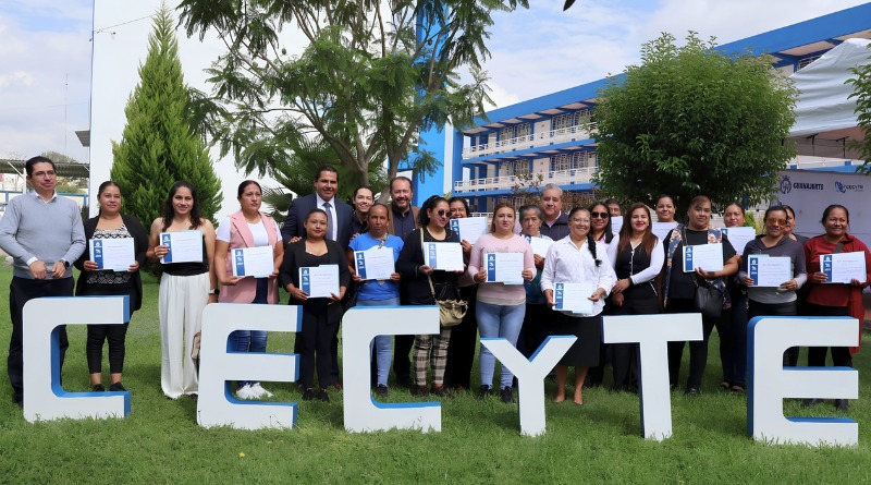 GRADÚAN PRIMERA GENERACIÓN DEL PROGRAMA FAMILIAR EN CECYTE