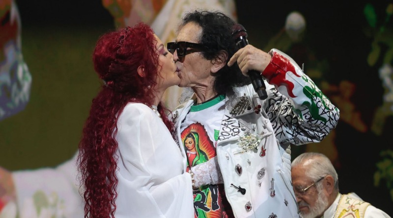 ÁLEX Y CHELA LORA RENUEVAN VOTOS EN PRESENTACIÓN EN VIVO