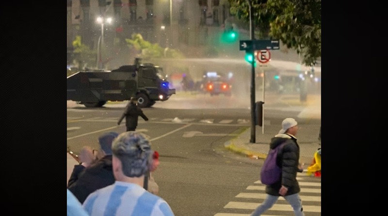 CHOQUE ENTRE POLICÍAS Y AFICIONADOS EN ARGENTINA