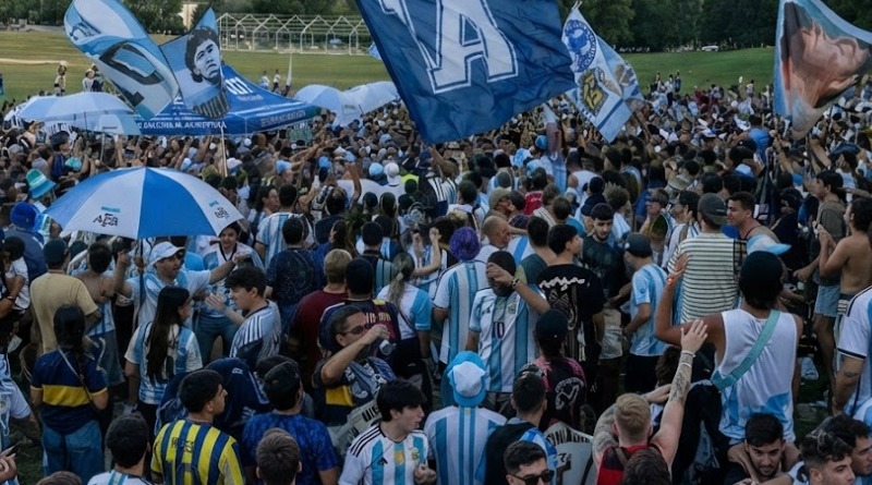 DESEMBARCO DE LA AFICIÓN ARGENTINA EN ATLANTA CON BANDERAZO ALBICELESTE