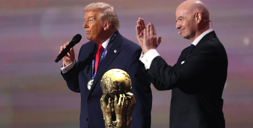 EL FUTBOL CONTEMPLA SU IMAGEN EN EL ESPEJO