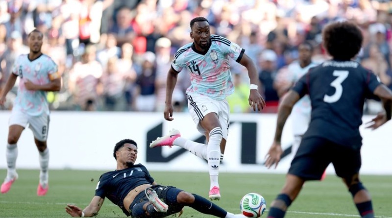 EL ÚLTIMO ANFITRIÓN CEDE Y QUEDA FUERA DEL MUNDIAL
