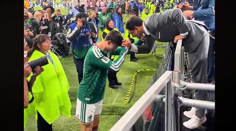 ‘HORMIGA’ ENCUENTRA CONSUELO EN ‘CHICHARITO’ POR ELIMINACIÓN DE MÉXICO