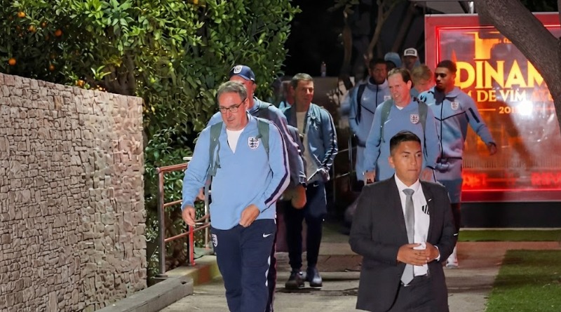 INGLATERRA ABUCHEADA EN SU LLEGADA AL HOTEL EN CDMX