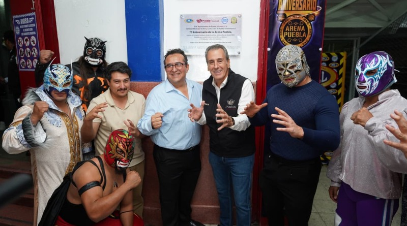 LA ARENA PUEBLA EXHIBE NUEVA PLACA POR SU ANIVERSARIO